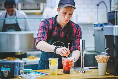 飲食店 バイト やめとけ、でも実は学べることも多い